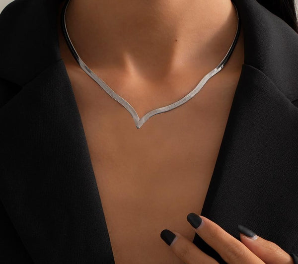 V-Shaped Short Collar Necklace